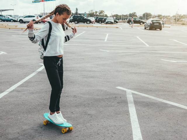 Teenagerka na skateboarde