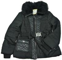 Černá šusťákovo-koženková zimní bunda s kožíškem a páskem