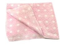 Růžovo-bílá chlupatá deka s kosočtverci 