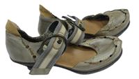 Dámské béžové kožené sandály s uzavřenou špičkou na nízkém podpadku zn. Rieker vel. 40