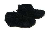 Černé sametové jarní chelsea boty s mašlí zn. River Island vel. 24