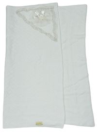 Bílá pletená deka s kytičkami a mašlí 