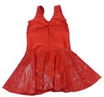 Červené cvičobné body so sukní a trblietkami