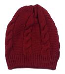 Červená pletená čapica s copánkovým vzorom