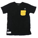 Čierne tričko s nápismi a žltou vreckom Primark