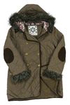 Šedohnědý prešívaný šušťákový zimný kabát s kapucňou a kožešinou Tu