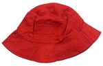 Červený plátenný klobúk s nápismi F&F