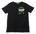 Čierne tričko so zeměkoulí a nápisom Benetton