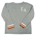 Sivý sveter s písmeny a pruhmi