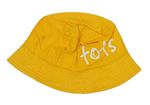 Žltý klobúk s nápisom