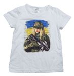 Biele tričko s dívkou ve vojenském oblečení so zbraní